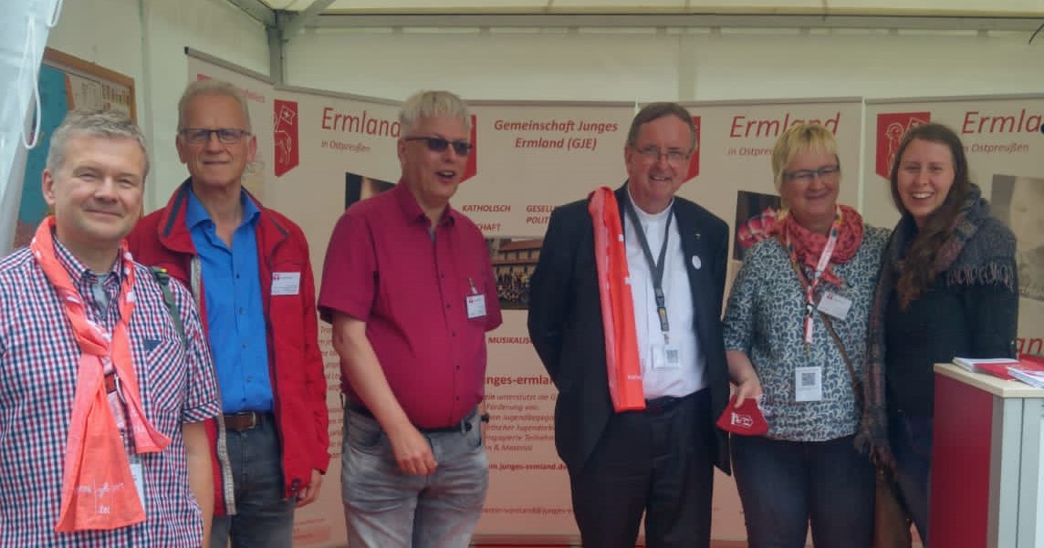 Hier der Ermlandfamilie-Stand vom Katholikentag in Stuttgart mit Weihbischof Horst Eberlein.